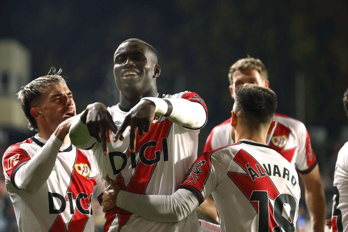 MADRID, 01/12/2025.- El defensa francés del Rayo Nobel Mendy (2i) celebra su gol durante el partido de la jornada 14 de LaLiga que Rayo Vallecano y Valencia CF disputan hoy lunes en el estadio de Vallecas. EFE/Juanjo Martín
