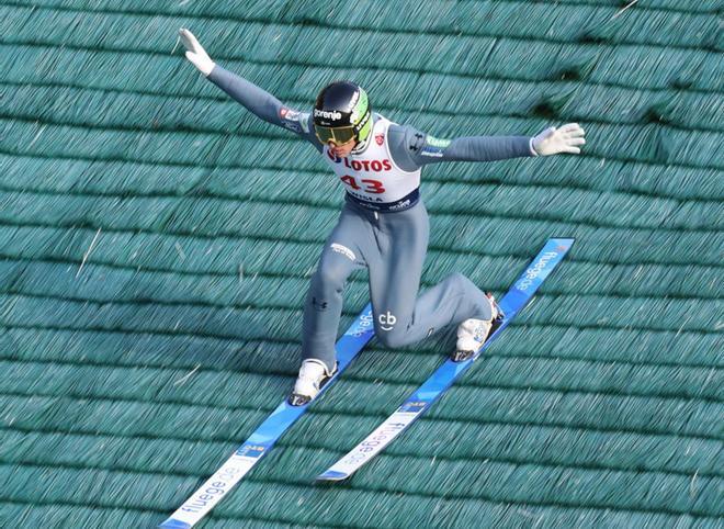 Timi Zajcen accion durante la prueba masculina individual del Gran Prix de verano de saltos de esquí FIS en Wisla.