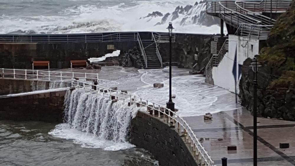 El oleaje causa destrozos en el puerto de Cudillero.