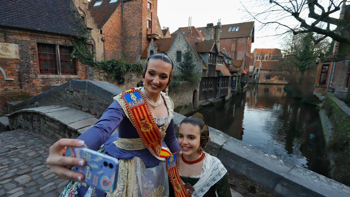 Las falleras mayores de visita en la ciudad, Brujas (Bélgica)