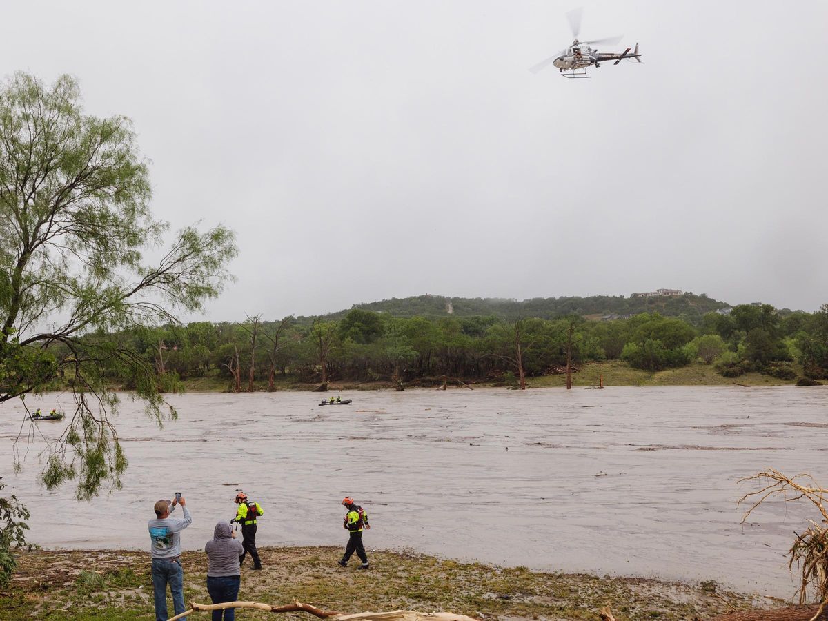 Un helicóptero realiza operaciones de búsqueda ante las inundaciones del río Guadalupe, en Texas, Estados Unidos