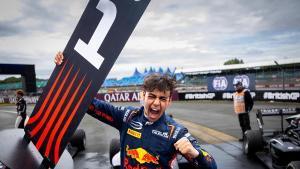 Arvid Lindblad celebrando su victoria en Silverston en Fórmula 3 en 2024