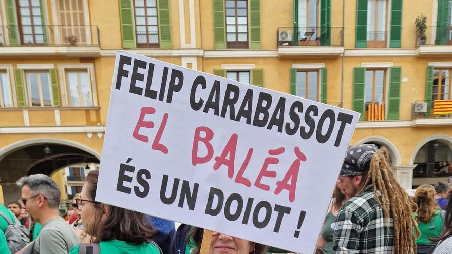El rey Felipe se cuela en la manifestación que reúne a la oposición en Mallorca