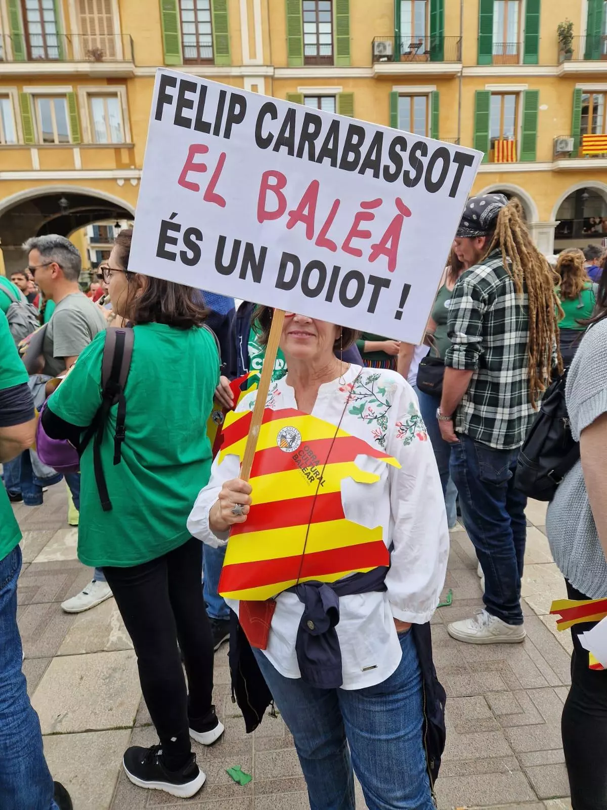 El rey Felipe se cuela en la manifestación que reúne a la oposición en Mallorca