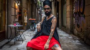 El músico Bozo Vreco por las calles del barrio gótico de Barcelona. 