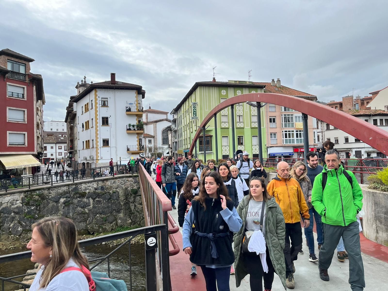 El "Rey Mago" llena de solidaridad el camino entre Cangas de Onís y Covadonga