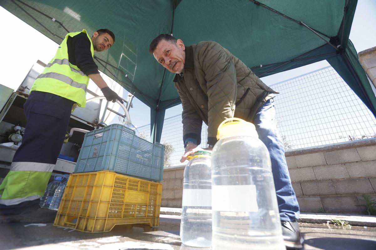 POZOBLANCO (CÓRDOBA), 08/04/2024.- Vecinos de Pozoblanco durante el reparto de agua con camión cisterna. Las últimas lluvias de Semana Santa han llenado los pantanos andaluces pero en el norte de Córdoba cerca de 80.000 vecinos siguen sin agua potable en sus grifos, una situación que se prolonga ya durante un año y que está a la espera del resultado positivo de los análisis que se están efectuando para acelerar el proceso que devuelva la normalidad al abastecimiento de la población. EFE/Salas