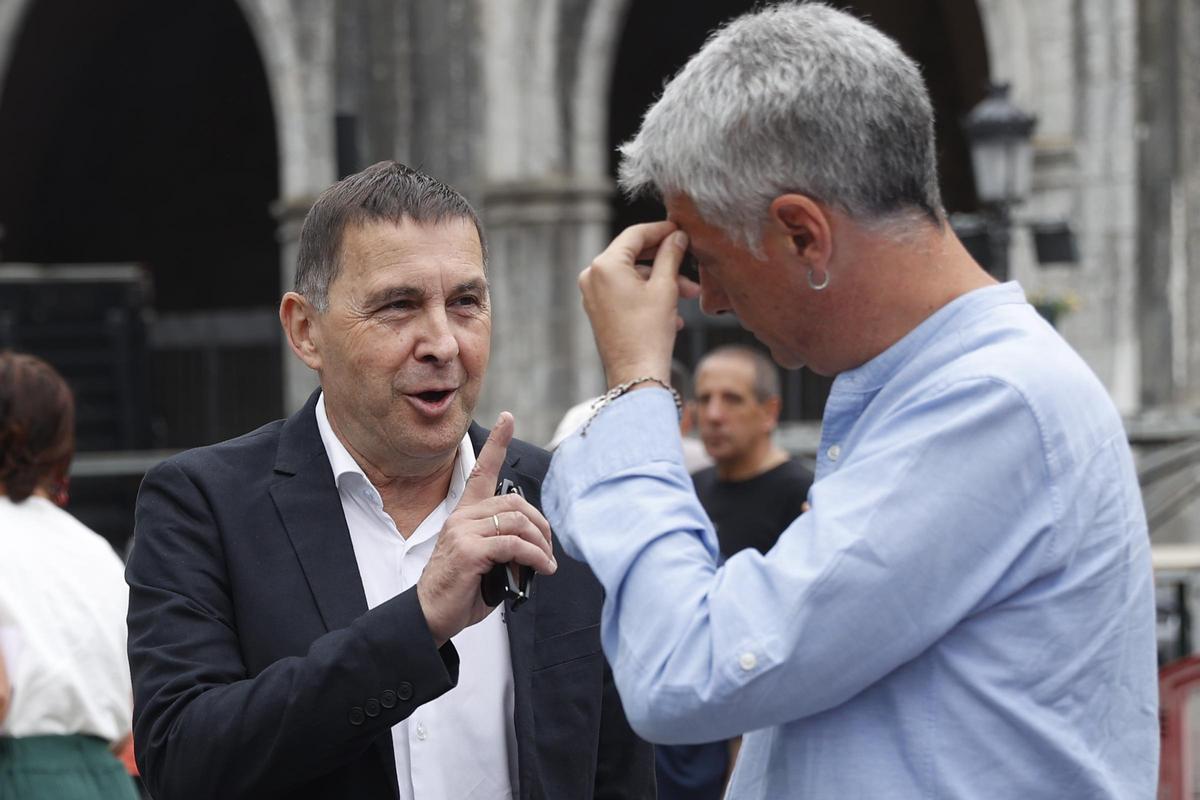 Arnaldo Otegi con el cabeza de lista al Congreso de EH Bildu por Bizkaia, Oskar Matute. Arnaldo Otegi con el cabeza de lista al Congreso de EH Bildu por Bizkaia, Oskar Matute.