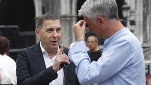 Arnaldo Otegi con el cabeza de lista al Congreso de EH Bildu por Bizkaia, Oskar Matute.