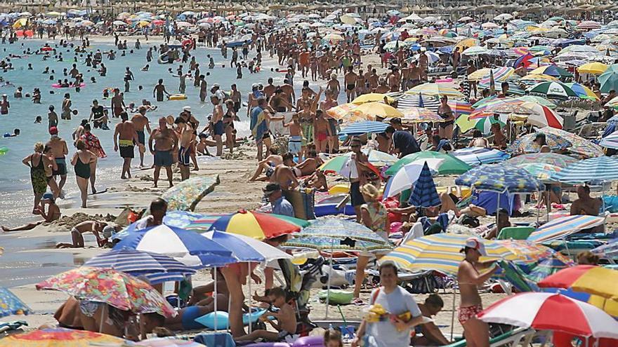 La playa de Cala Millor, repleta un día de temporada alta.
