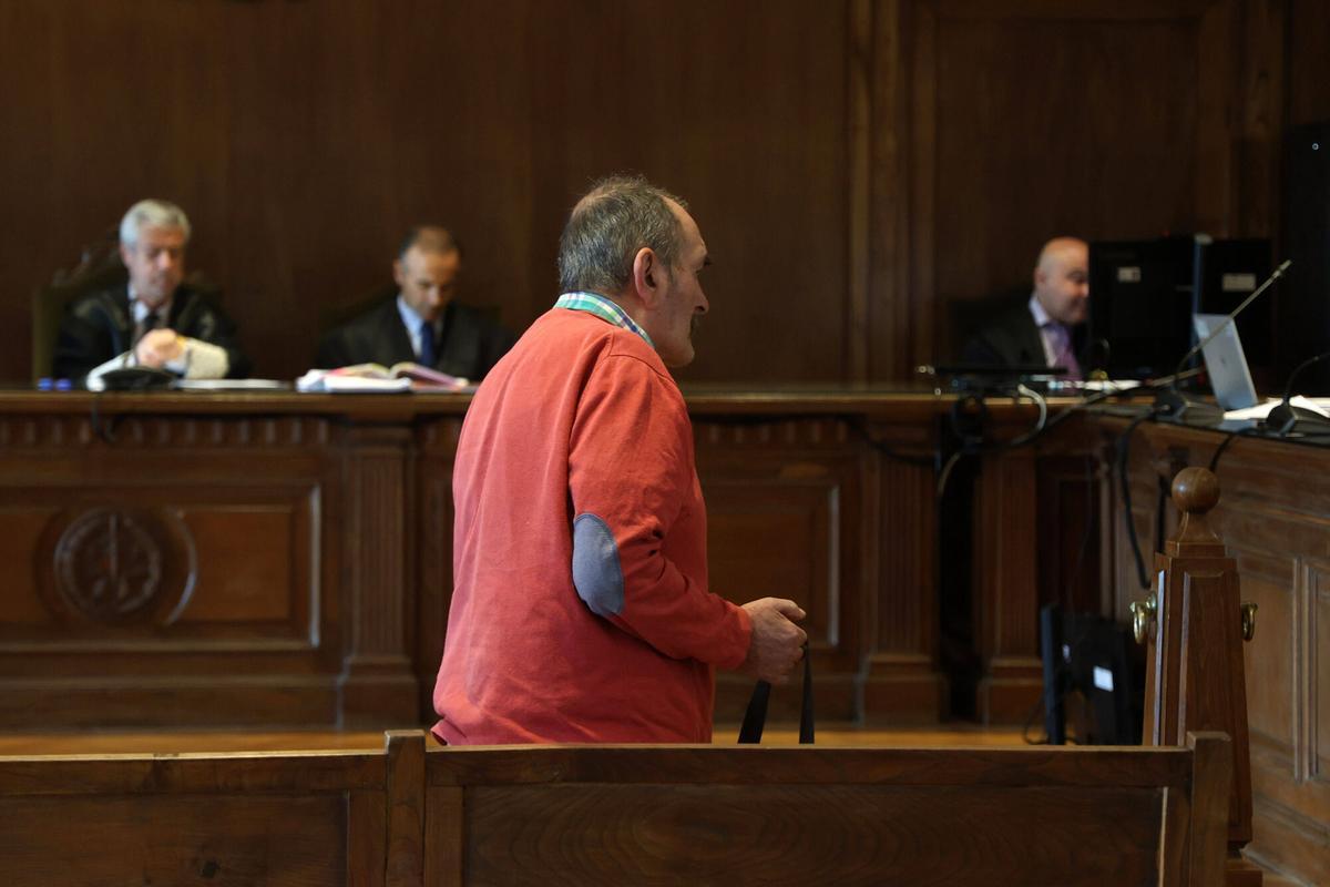Uno de los hermanos del que fuera responsable de Astixano en el momento de su declaración ante el tribunal, este lunes en la Audiencia de Pontevedra.