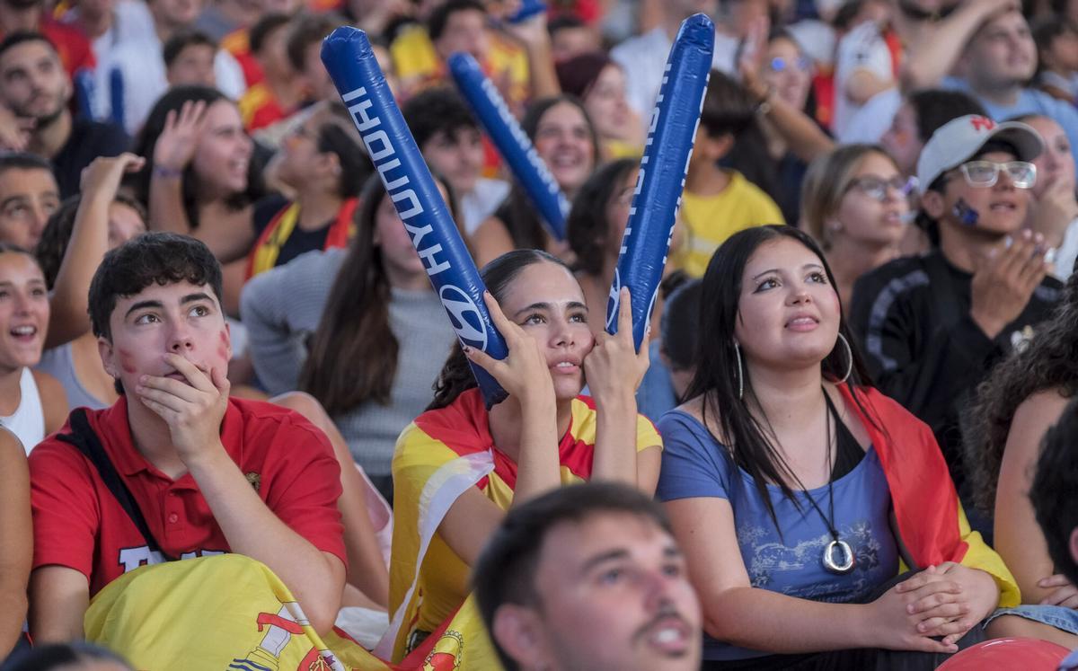 Afición española viviendo el cruce de España-Portugal en el CC Los Alisios