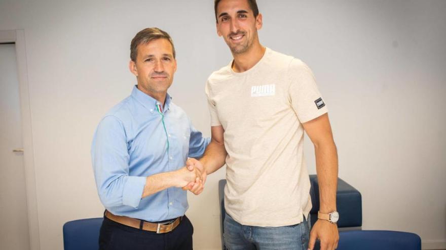 El director deporitvo, Vicente Blanco &quot;Tito&quot;, y Oier, tras la firma del contrato.