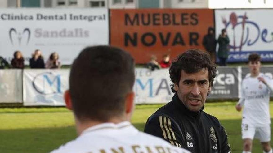 Raúl habla con Fran García.