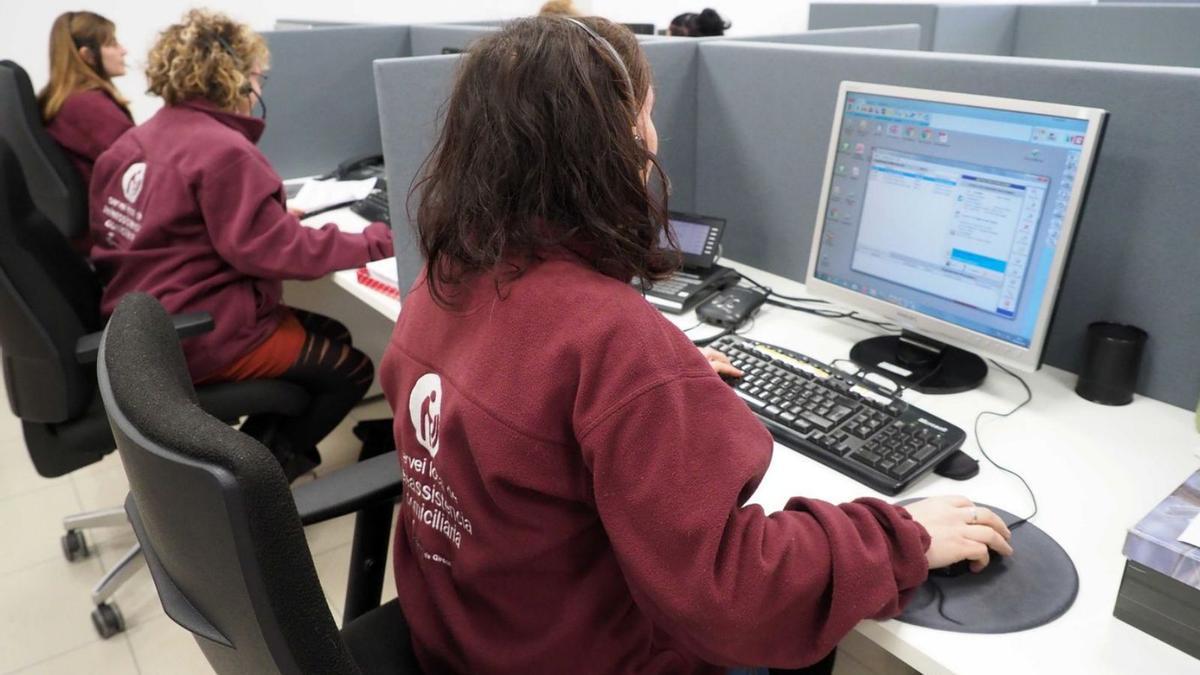 El Centre d’Atenció del servei de teleassistència de Dipsalut a Girona.  | ANIOL RESCLOSA