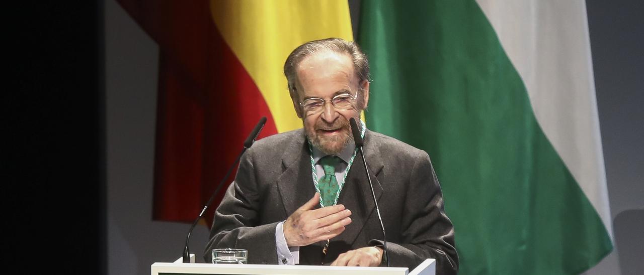 Archivo - El periodista y escritor Antonio Burgos durante su intervención en la entrega de los títulos de Hijo Predilecto y de las Medallas de Andalucía. En el Teatro de la Mestranza de Sevilla, a 28 de febrero de 2020.