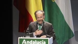 Archivo - El periodista y escritor Antonio Burgos durante su intervención en la entrega de los títulos de Hijo Predilecto y de las Medallas de Andalucía. En el Teatro de la Mestranza de Sevilla, a 28 de febrero de 2020.