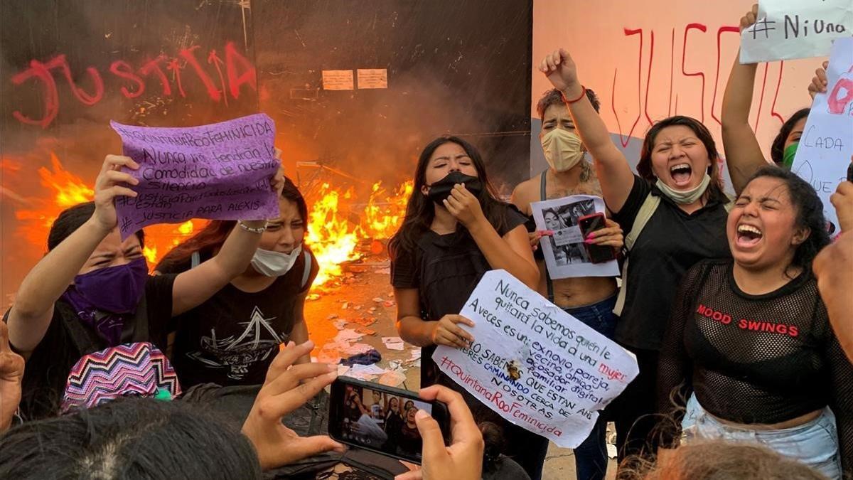 Grupos feministas protestan este lunes  por los feminicidios de dos mujeres el pasado fin de semana en Cancún, en el sueste de México.