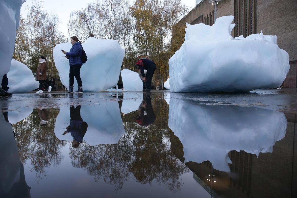 La exposición 'Ice Watch' del islandés Olafur Eliasson y el geólogo Minik Rosing en la Tate Modern de Londres, en 2018.