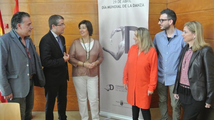 El concejal Jesús Pacheco con representantes del Conservatorio de Danza.