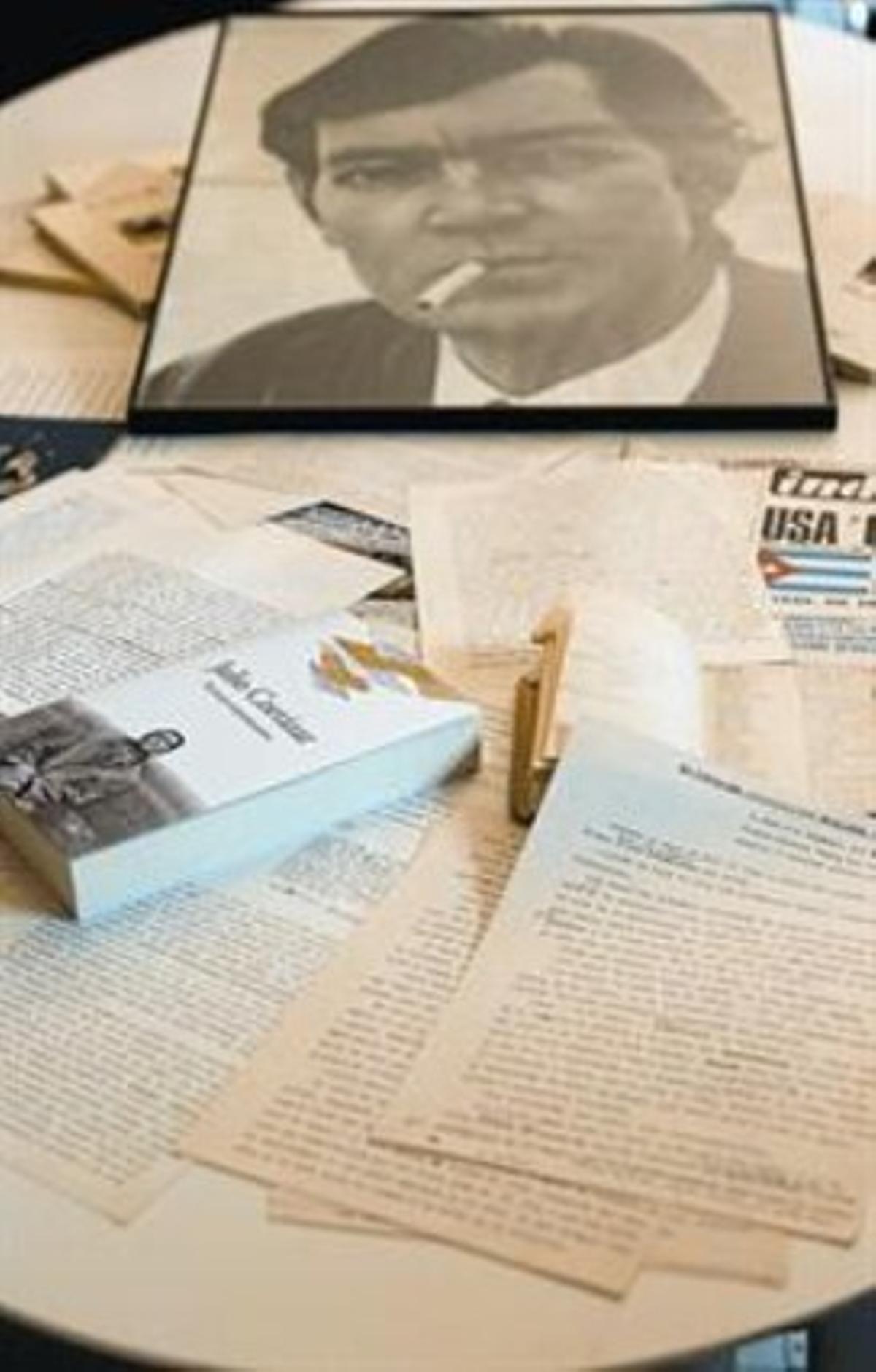 Una petita mostra dels papers trobats a la calaixera, ahir a la seu de l’Agencia Balcells. Una petita mostra dels papers trobats a la calaixera, ahir a la seu de l’Agencia Balcells.