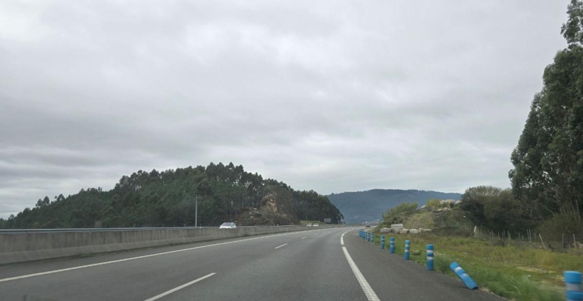Tramo de la autovía en Meira, a la derecha,
en donde se proyectaba la gasolinera. 
 |  Santos Álvarez