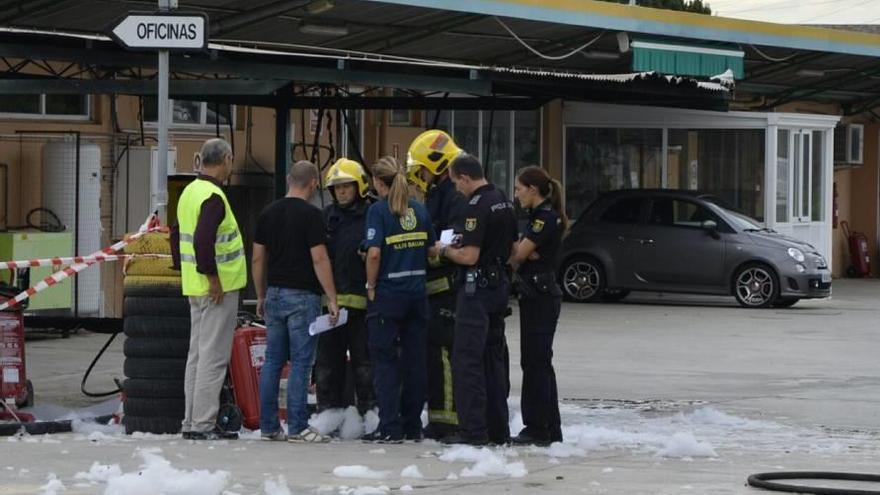 Los operarios de emergencias, tras apagar el incendio.