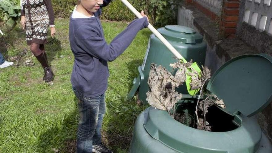 Un niño utiliza una compostadora en Langreo.