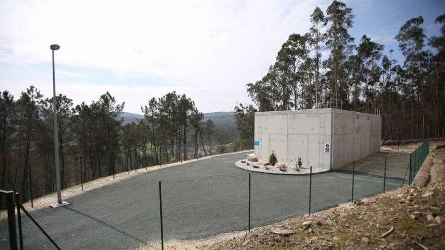 La nueva estación de tratamiento de agua lucía ya ayer completamente rematada. // Bernabé