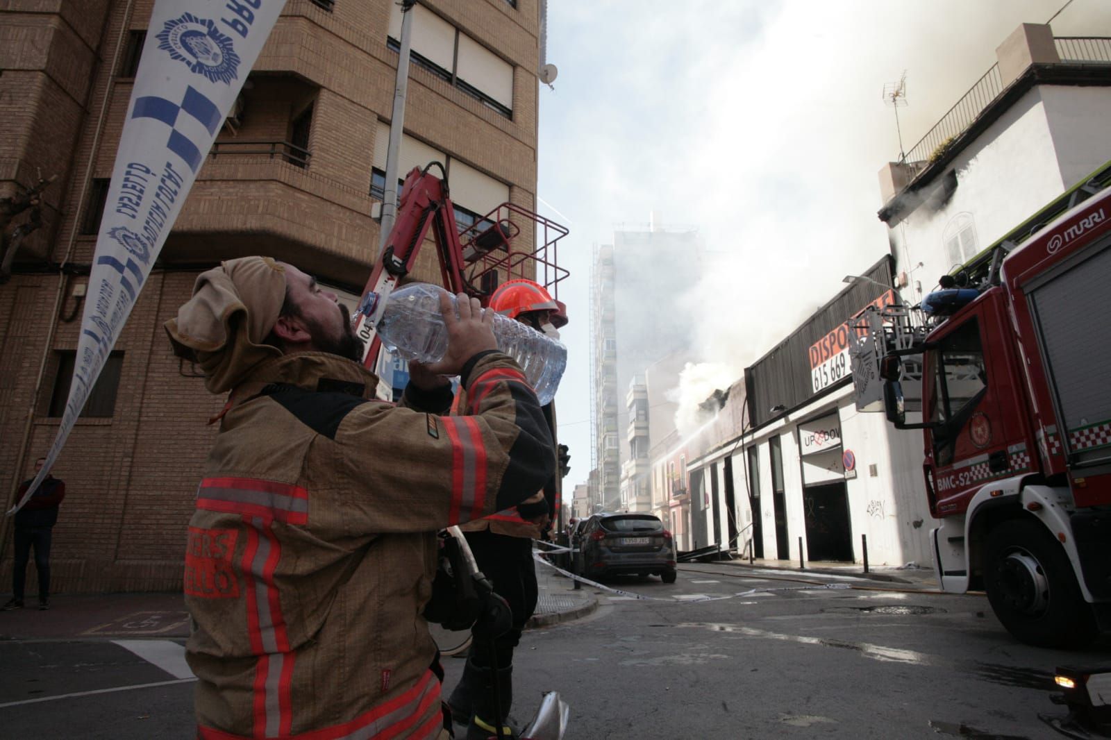 Las imágenes del duro servicio en el incendio de una antigua discoteca de Castelló