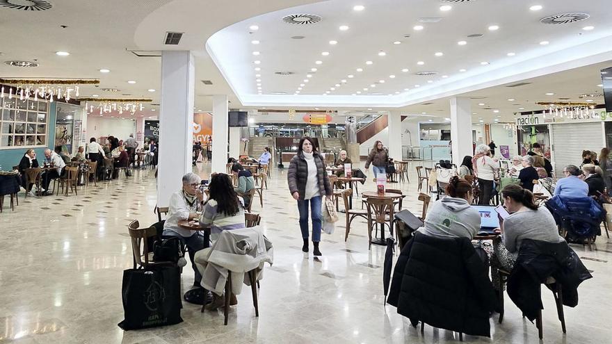 La primera planta del centro comercial Plaza Elíptica, con gran afluencia el pasado lunes.
