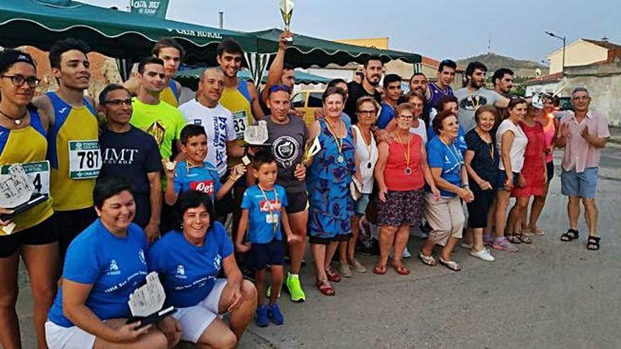 Vecinos de Bamba del Vino junto a los participantes en la concentración deportiva.