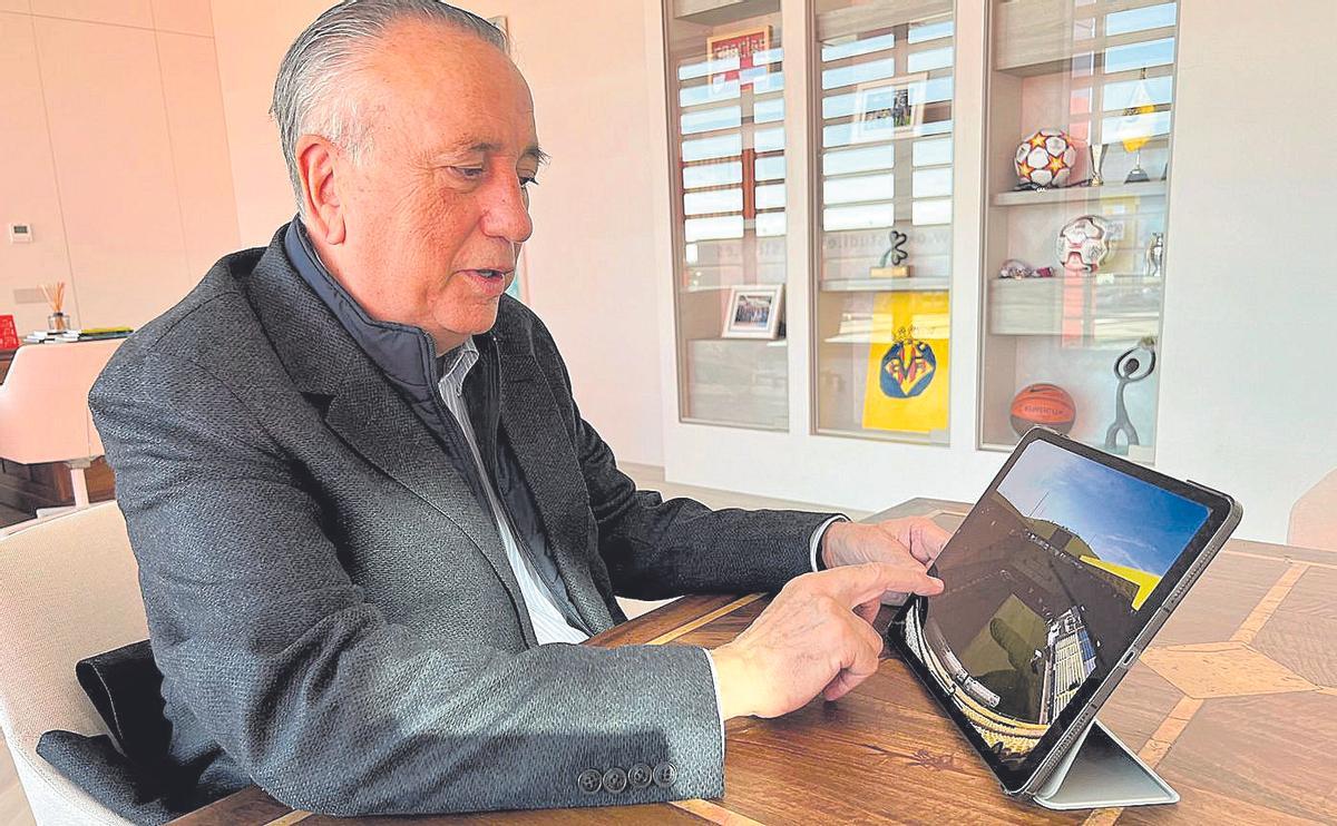 El presidente observa en su tablet el transcurso de las obras de la Cerámica, que se inaugura el 31 de diciembre.