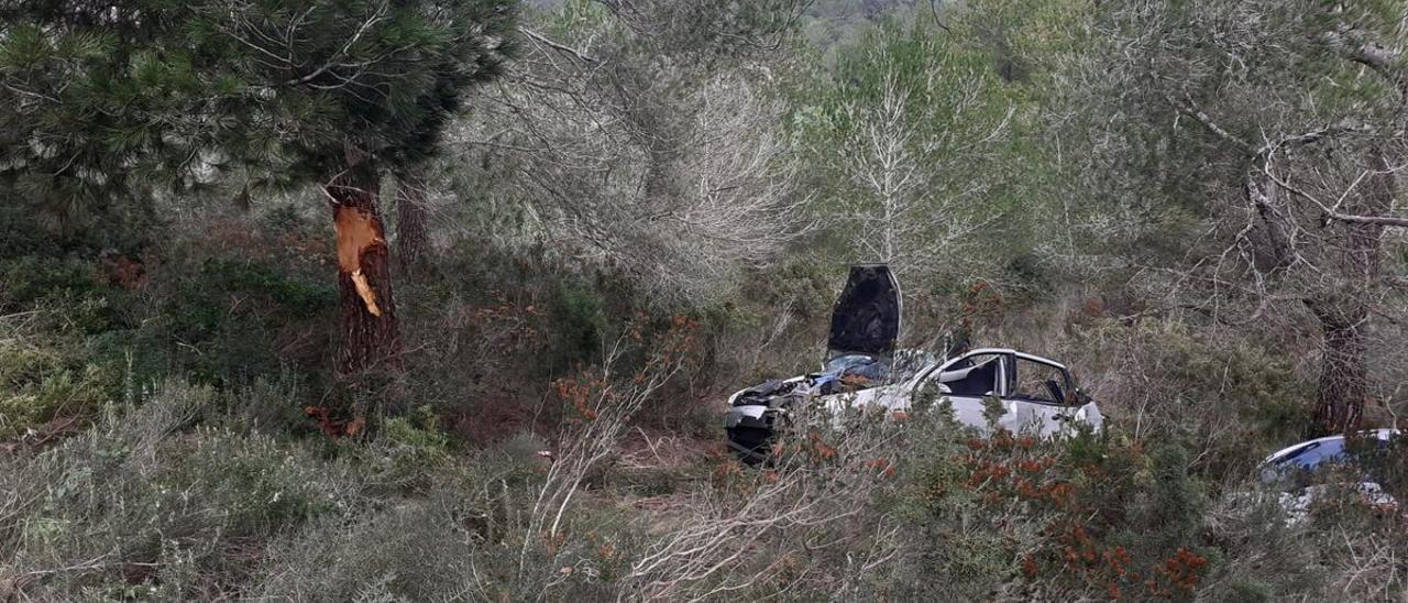 El coche se salió de la carretera, cayó por una pendiente y se estrelló contra un árbol.