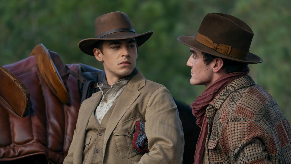 Hero Fiennes Tiffin y Dónal Finn, en 'El joven Sherlock'