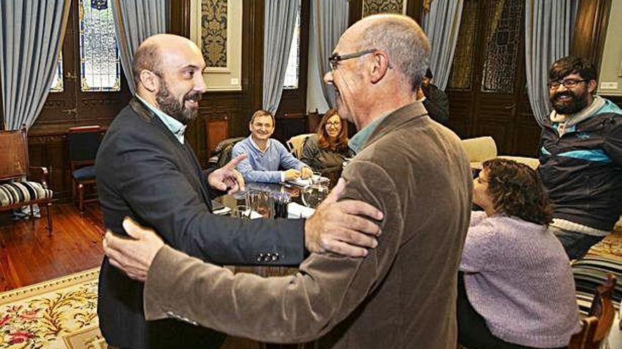 Lage, del PSOE, y Jorquera, del BNG, se saludan, ayer, antes de empezar la reunión.