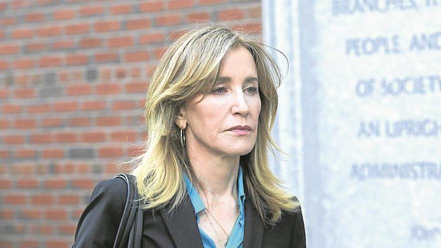 Piden de 4 a 10 meses para Felicity Huffman