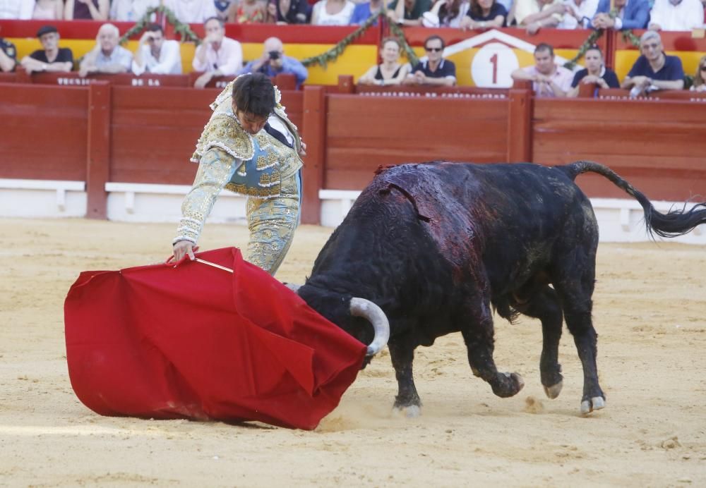 El torero granadino desoreja a un gran ejemplar de Luis Algarra tras un magistral tercio de banderillas