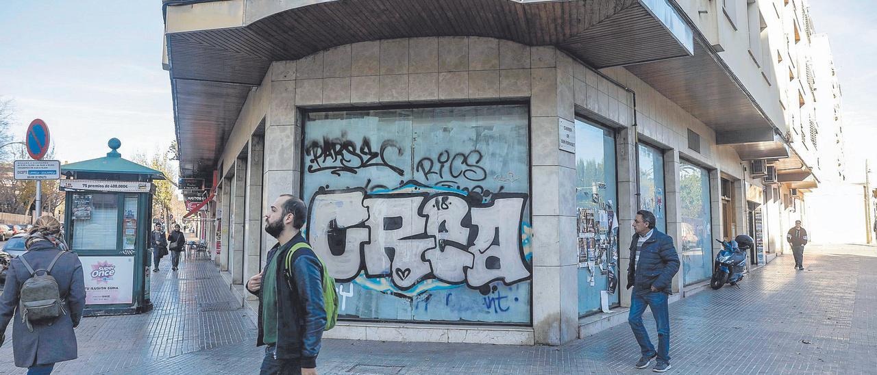 Oficina bancaria cerrada frente a la Cruz Roja en Palma.