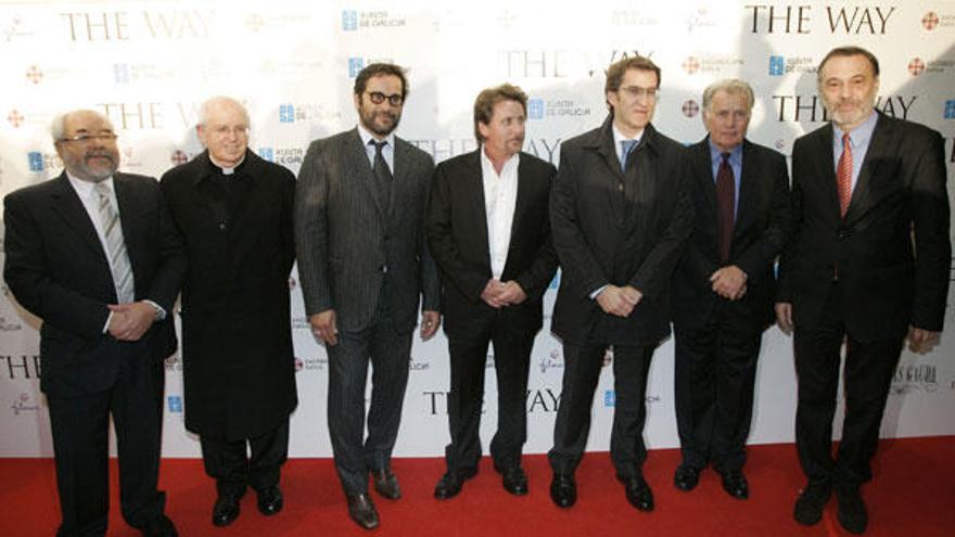 Emilio Estévez y Martin Sheen, con un cartel del filme.  // Lavandeira Jr.