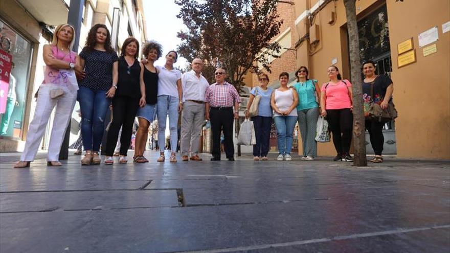 Vecinos y comerciantes de Menacho en Badajoz denuncian que «hay caídas cada día»