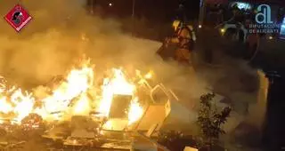 Los bomberos sofocan el incendio de un contenedor de basuras en Elda