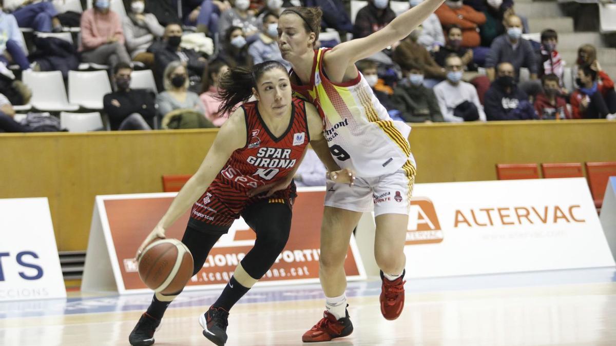 Laia Flores en un duel d’aquesta temporada a Fontajau. | ANIOL RESCLOSA