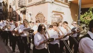 Milers de notes de tradició i futur: Santa Cecília trau al carrer a totes les societats musicals