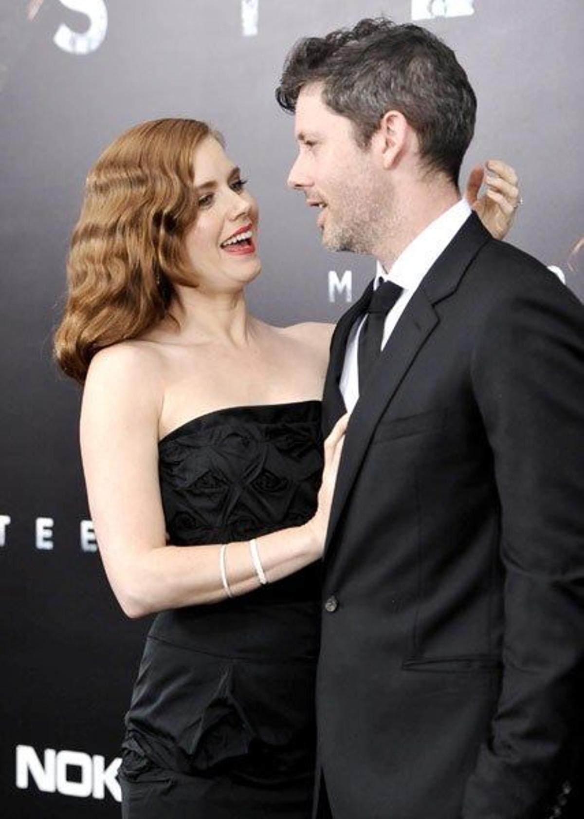 Amy Adams y su prometido Darren Legallo.