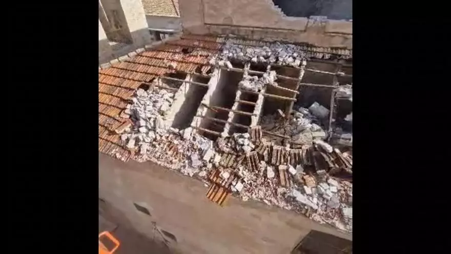 Santa Catalina de Alzira protege su cubierta tras el desploma por el reventón térmico
