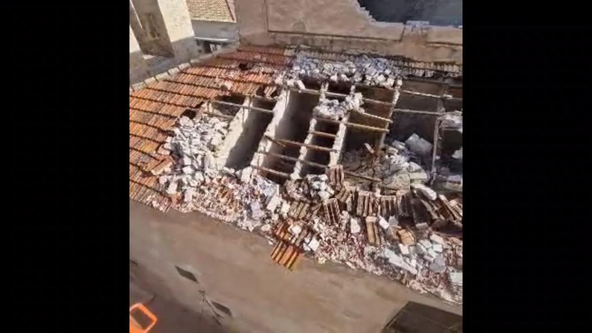 Santa Catalina de Alzira protege su cubierta tras el desploma por el reventón térmico