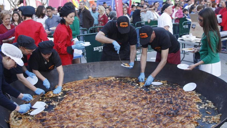 Un momento de la elaboración del pastel de carne gigante que tuvo lugar en el Cuartel de Artillería de Murcia el pasado año.