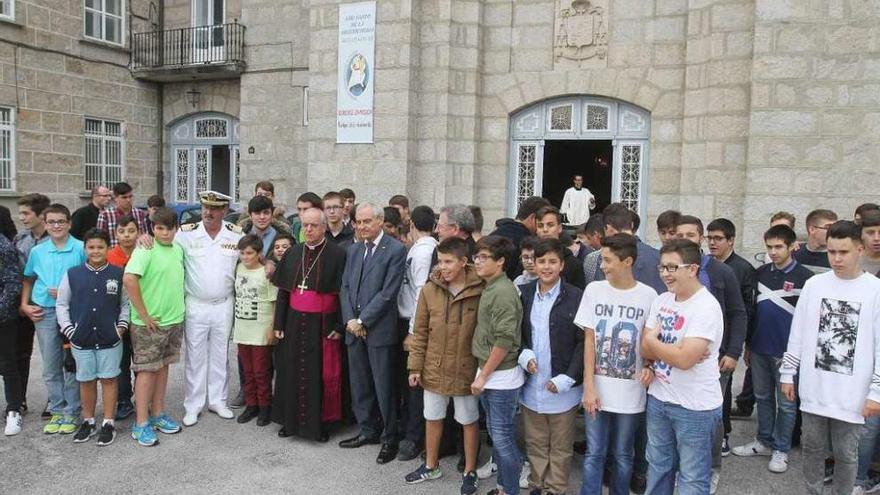 El obispo Leonardo Lemos junto a los seminaristas. // I. Osorio