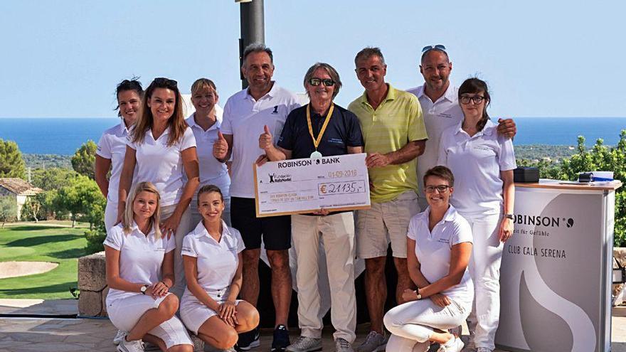 Los jugadores posan con el cheque junto a Monti Galmés.